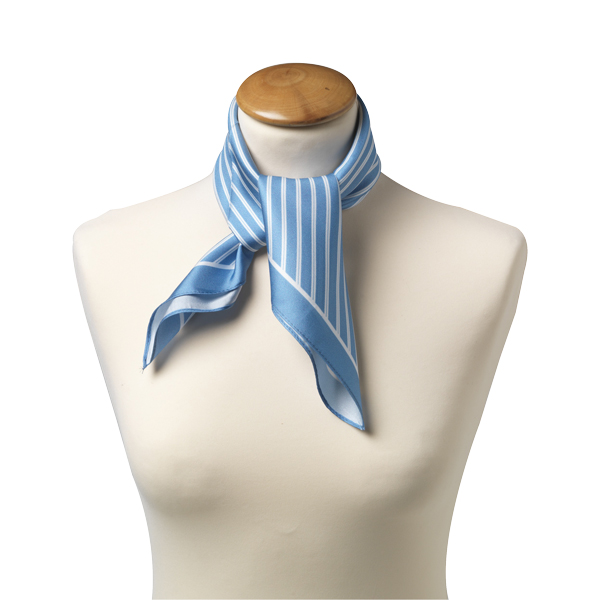 Foulard en soie bleu clair/ blanc rayé (2)